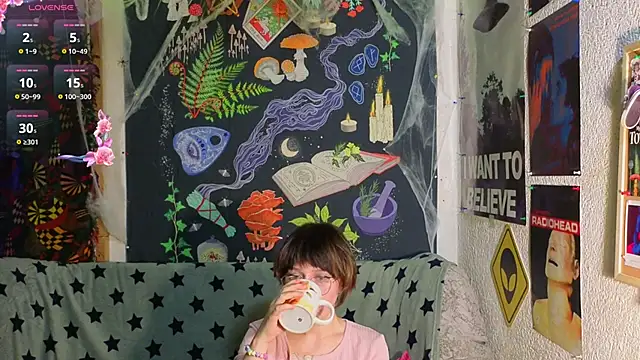 Snapshot of ReincarnatedAngel chatting on 11.24.25 ReincarnatedAngel online show from 11.24.25