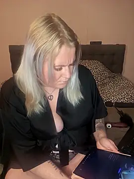 Snapshot of SweetPrincess93 chatting on 11.17.25 SweetPrincess93 online show from 11.17.25