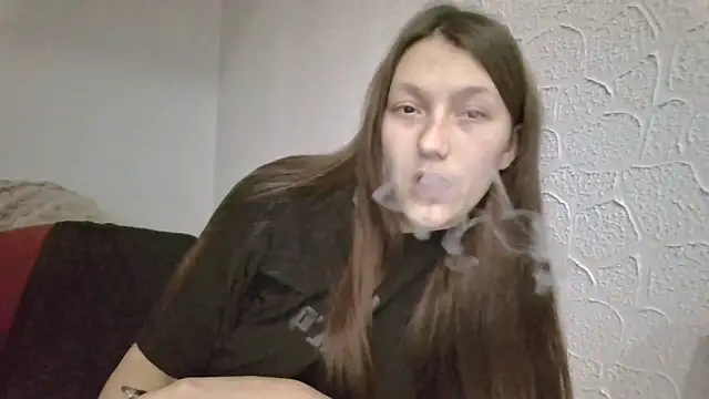 Snapshot of luna_tt chatting on 12.18.25 luna tt online show from 12.18.25