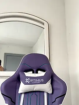 Snapshot of La-Gatiita-trans chatting on 11.29.25 La-Gatiita-trans online show from 11.29.25