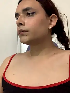 Snapshot of La-Gatiita-trans chatting on 12.13.25 La-Gatiita-trans online show from 12.13.25