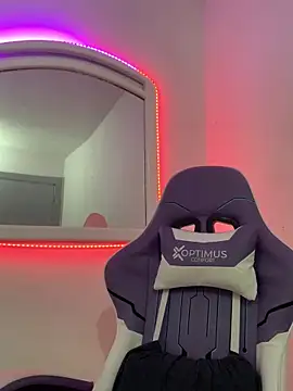 Snapshot of La-Gatiita-trans chatting on 12.15.25 La-Gatiita-trans online show from 12.15.25