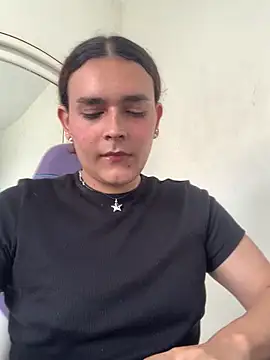 Snapshot of La-Gatiita-trans chatting on 12.21.25 La-Gatiita-trans online show from 12.21.25