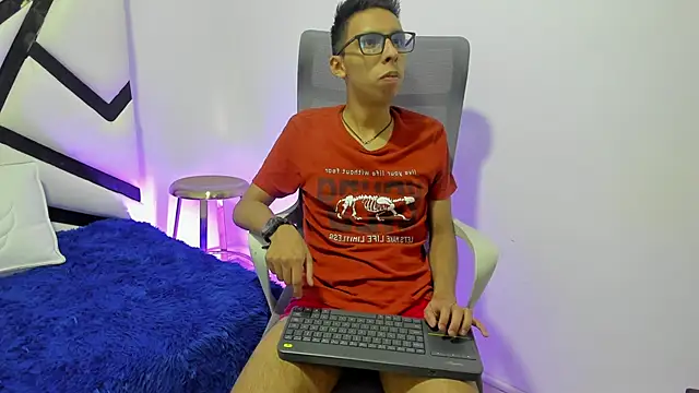 Snapshot of TwinkD_asian chatting on 10.21.25 TwinkD asian online show from 10.21.25