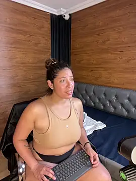 Snapshot of Yvonny27 chatting on 03.10.26 Yvonny27 online show from 03.10.26