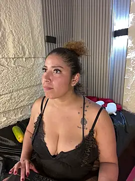 Snapshot of Yvonny27 chatting on 03.26.26 Yvonny27 online show from 03.26.26