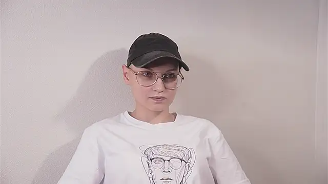 Snapshot of EstherKoltz chatting on 10.18.25 EstherKoltz online show from 10.18.25