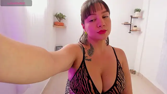 Saraarouusee online show from 11.10.25