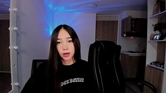 Snapshot of Mikeyvioleta_ chatting on 12.02.25 Mikeyvioleta online show from 12.02.25