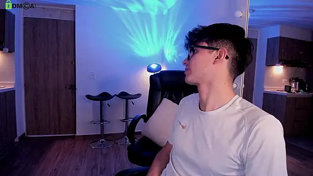 Snapshot of Mikeyvioleta_ chatting on 02.11.26 Mikeyvioleta online show from 02.11.26