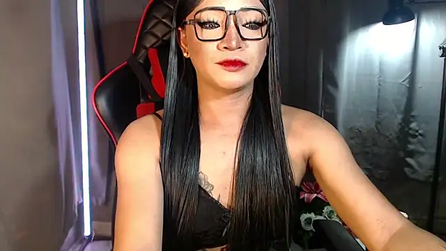 Snapshot of smokeprincess chatting on 12.15.25 smokeprincess online show from 12.15.25