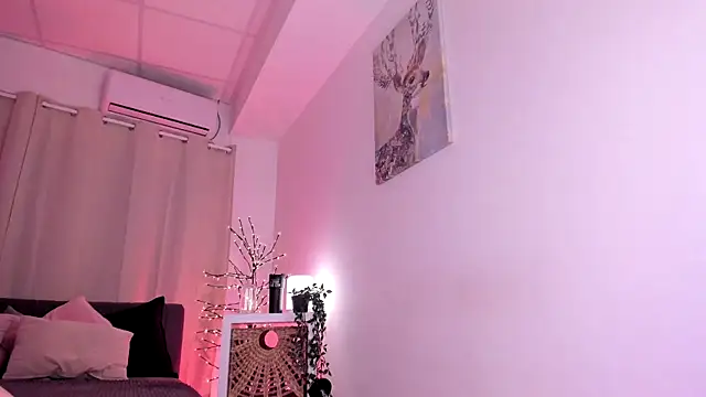 Divine Madeleine online show from 04.30.26