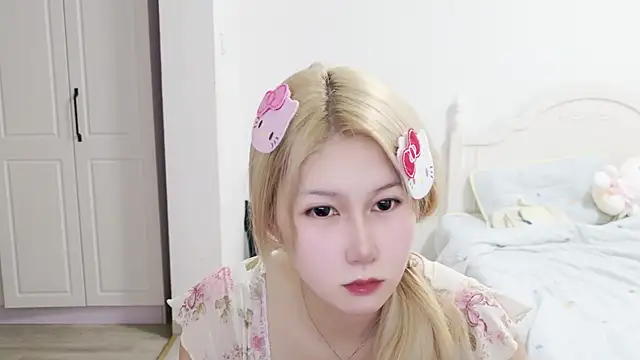 Snapshot of The_icy_moon chatting on 06.15.26 The icy moon online show from 06.15.26