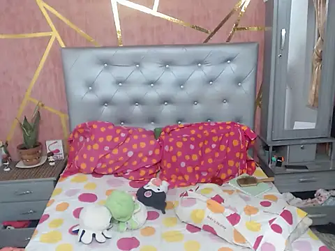 Snapshot of camilahot10 chatting on 10.22.25 camilahot10 online show from 10.22.25