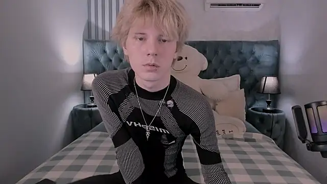 Snapshot of KevinMilky chatting on 11.11.25 KevinMilky online show from 11.11.25