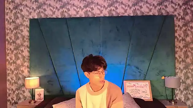 Aaron Eze online show from 05.03.26