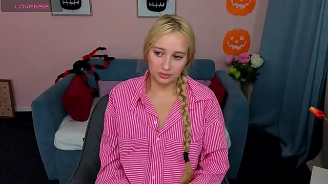 AuroraSkyee online show from 10.27.25