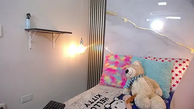 Snapshot of Miah-Princess chatting on 10.16.25 Miah-Princess online show from 10.16.25