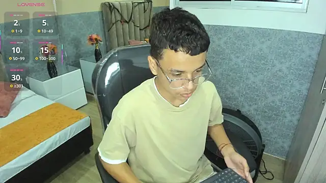 Snapshot of Xavier_Fox___ chatting on 10.31.25 Xavier Fox online show from 10.31.25