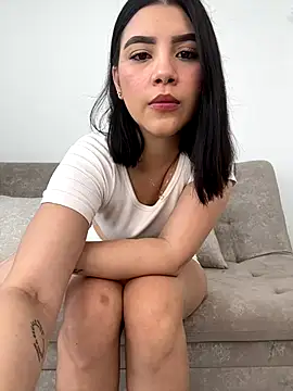 Snapshot of Julietalcl chatting on 10.22.25 Julietalcl online show from 10.22.25