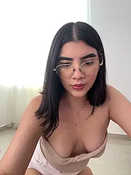 Snapshot of Julietalcl chatting on 11.17.25 Julietalcl online show from 11.17.25