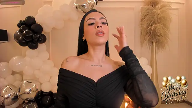 Snapshot of ChristineFord_ chatting on 11.06.25 ChristineFord online show from 11.06.25