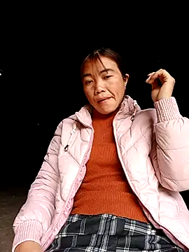 Snapshot of omai-ngot chatting on 12.02.25 omai-ngot online show from 12.02.25