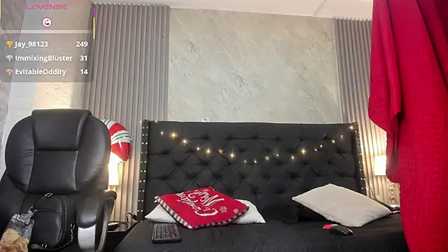 Snapshot of camila__bouzas chatting on 12.17.25 camila bouzas online show from 12.17.25