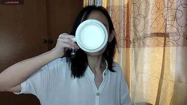 Snapshot of CathiBell chatting on 10.21.25 CathiBell online show from 10.21.25