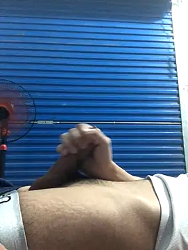 Snapshot of liamhn2k4 chatting on 10.18.25 liamhn2k4 online show from 10.18.25