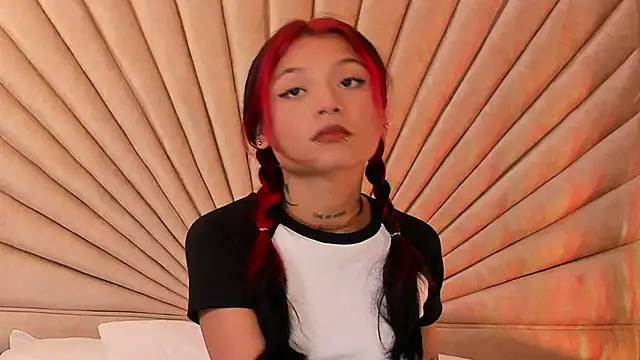 Snapshot of Emma_duff chatting on 10.28.25 Emma duff online show from 10.28.25