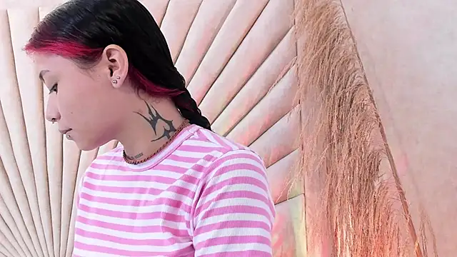 Snapshot of Emma_duff chatting on 10.29.25 Emma duff online show from 10.29.25