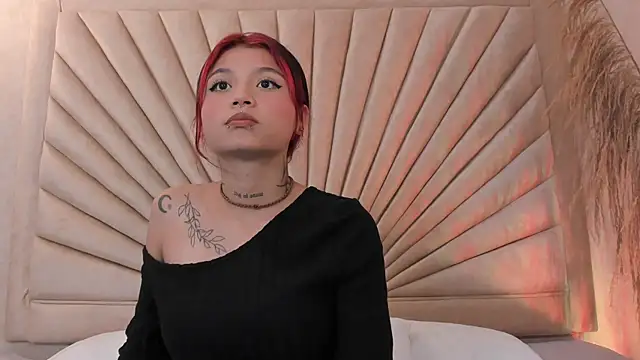 Snapshot of Emma_duff chatting on 10.30.25 Emma duff online show from 10.30.25