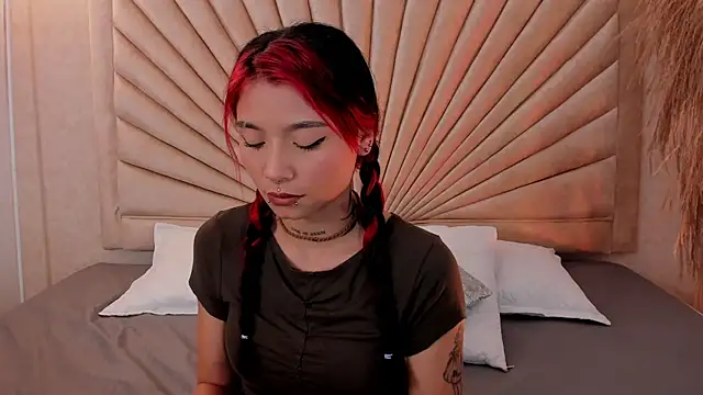 Snapshot of Emma_duff chatting on 11.21.25 Emma duff online show from 11.21.25