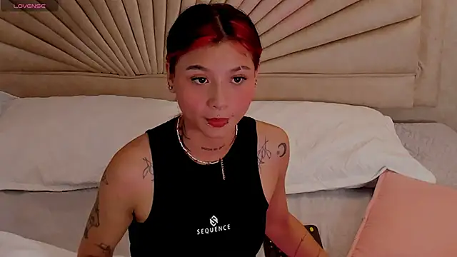 Snapshot of Emma_duff chatting on 12.17.25 Emma duff online show from 12.17.25