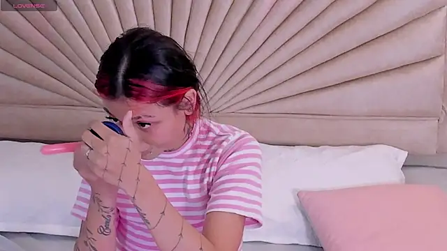 Snapshot of Emma_duff chatting on 12.19.25 Emma duff online show from 12.19.25