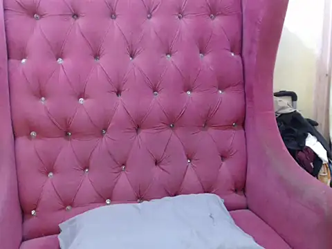 Snapshot of Sophialovecum_29 chatting on 10.31.25 Sophialovecum 29 online show from 10.31.25