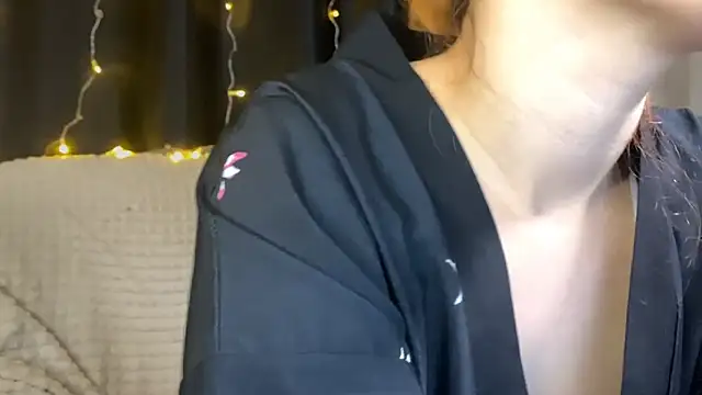 Snapshot of Veksal1a chatting on 11.23.25 Veksal1a online show from 11.23.25