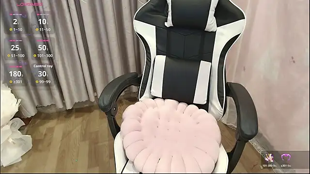 Snapshot of Namie_Chan chatting on 10.17.25 Namie Chan online show from 10.17.25