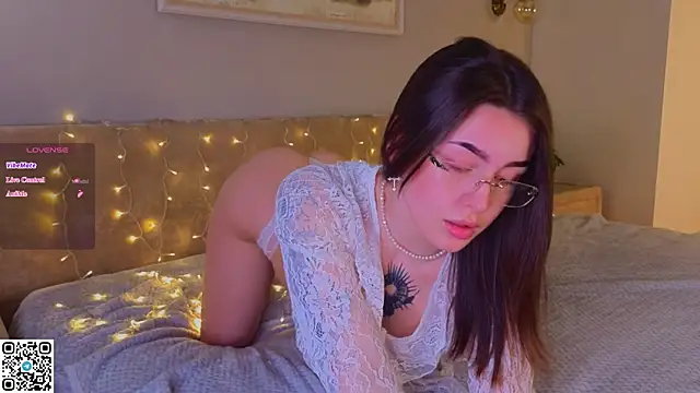 Snapshot of TinyMollys chatting on 03.20.26 TinyMollys online show from 03.20.26