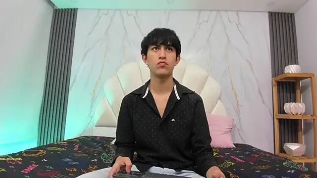 Snapshot of hoot_booys_ chatting on 12.04.25 hoot booys online show from 12.04.25