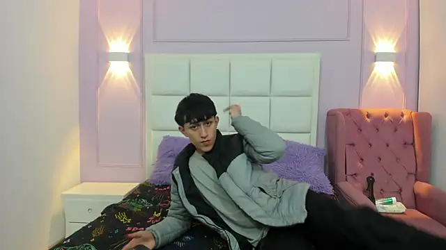 Snapshot of hoot_booys_ chatting on 12.17.25 hoot booys online show from 12.17.25