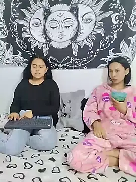 Snapshot of emily_n_abby chatting on 06.09.26 emily n abby online show from 06.09.26