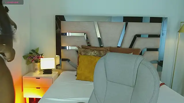 Maiacharris  online show from 12.15.25