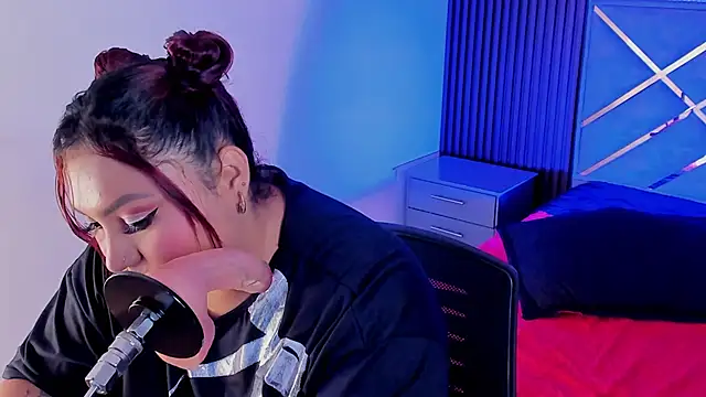 Snapshot of Halleyrosse chatting on 11.13.25 Halleyrosse online show from 11.13.25