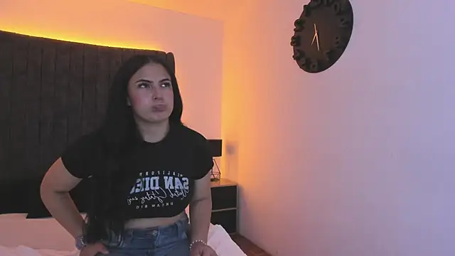 Snapshot of AuraSky_ chatting on 10.28.25 AuraSky  online show from 10.28.25