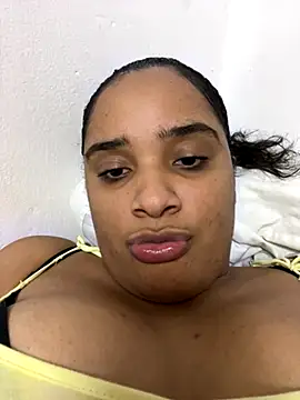 Snapshot of sararose2001 chatting on 10.18.25 sararose2001 online show from 10.18.25