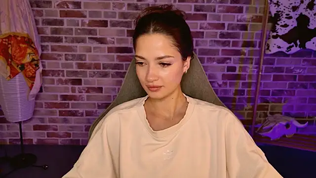 Snapshot of KiraVair chatting on 11.25.25 KiraVair online show from 11.25.25