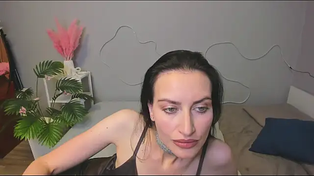 your  queen online show from 10.19.25