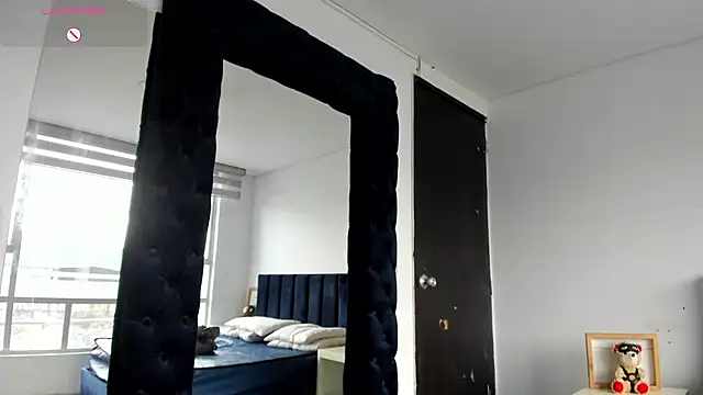Snapshot of melanie_roux__ chatting on 05.19.26 melanie roux online show from 05.19.26